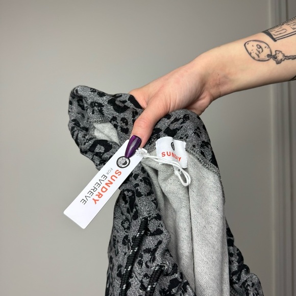 NWT Sundry Gray Cheetah Print Stretch Fabric Skirt Size 3 - Picture 3 of 4